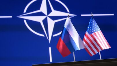 Государственные флаги России и США