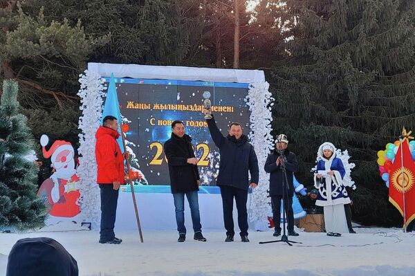 Накануне министр Азамат Жаманкулов торжественно передал эстафету мэру Каракола - Sputnik Кыргызстан
