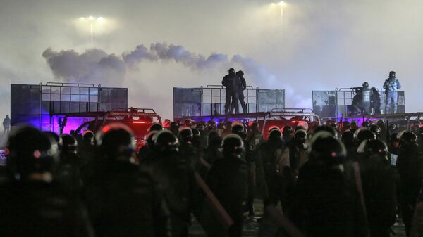 Сотрудники полиции на площади Алматы во время беспорядков против повышения цен сжиженного газа, Казахстан 5 января 2022 года - Sputnik Кыргызстан