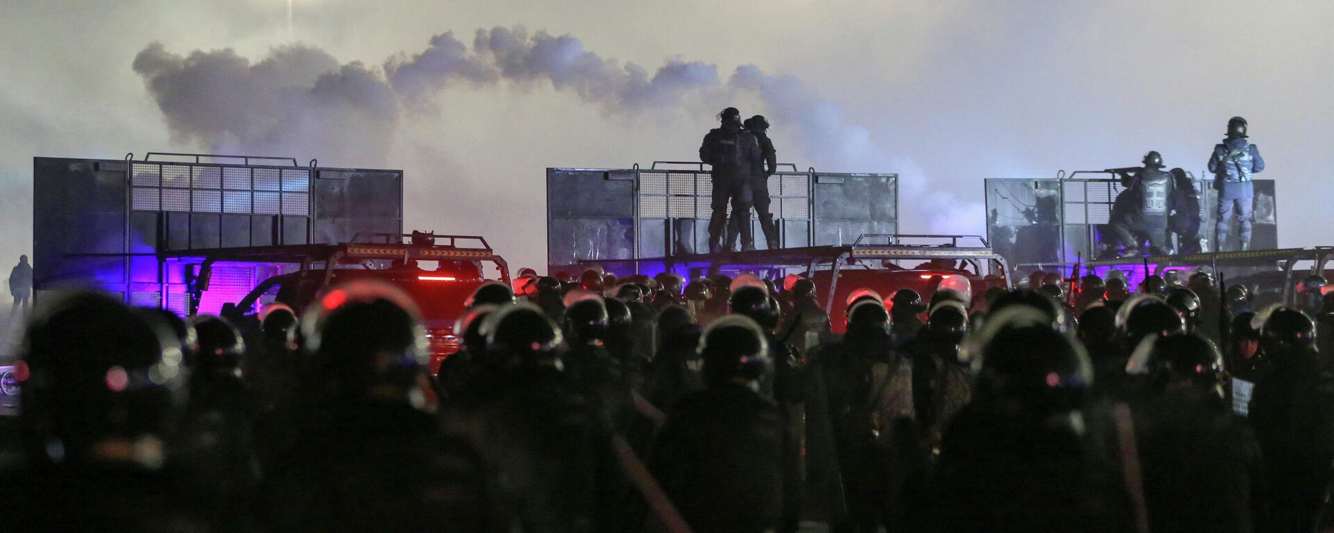 Сотрудники полиции на площади Алматы во время беспорядков против повышения цен сжиженного газа, Казахстан 5 января 2022 года - Sputnik Кыргызстан, 1920, 05.01.2022
