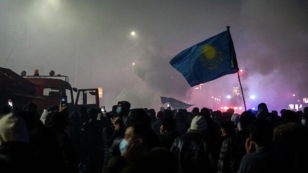 Протестующие на митинге в Алматы после повышения цен на энергоносители. 4 января 2022 года  - Sputnik Кыргызстан