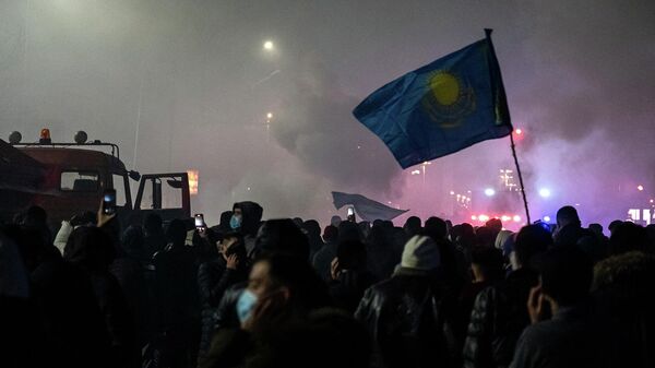 Протестующие на митинге в Алматы  - Sputnik Кыргызстан