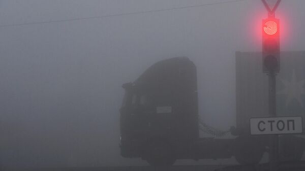 Фура едет во время густого тумана. Архивное фото - Sputnik Кыргызстан