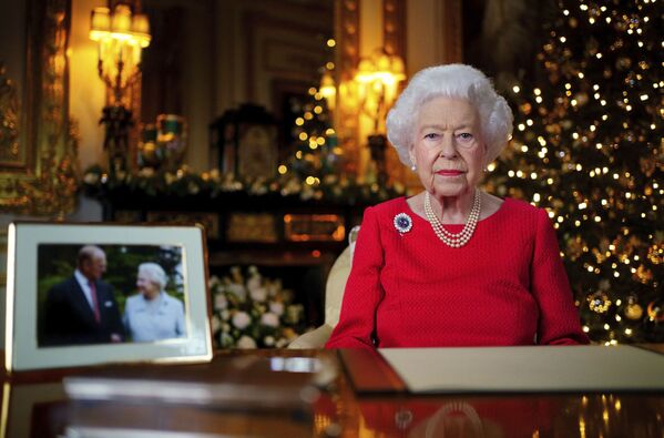 Королева Великобритании Елизавета II записывает свою ежегодную рождественскую трансляцию в Виндзорском замке. Она родилась также в год Тигра (1926). - Sputnik Кыргызстан