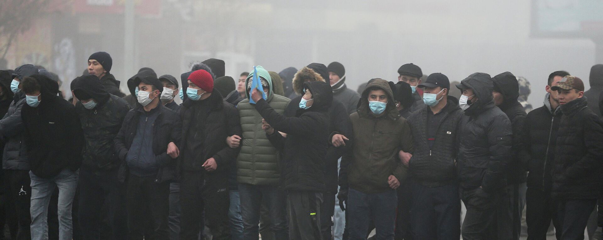 Демонстранты принимают участие в акции протеста, вызванной повышением цен на газ в Алматы, Казахстан, 5 января 2022 года - Sputnik Кыргызстан, 1920, 05.01.2022