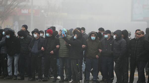 Демонстранты принимают участие в акции протеста, вызванной повышением цен на газ в Алматы, Казахстан, 5 января 2022 года - Sputnik Кыргызстан