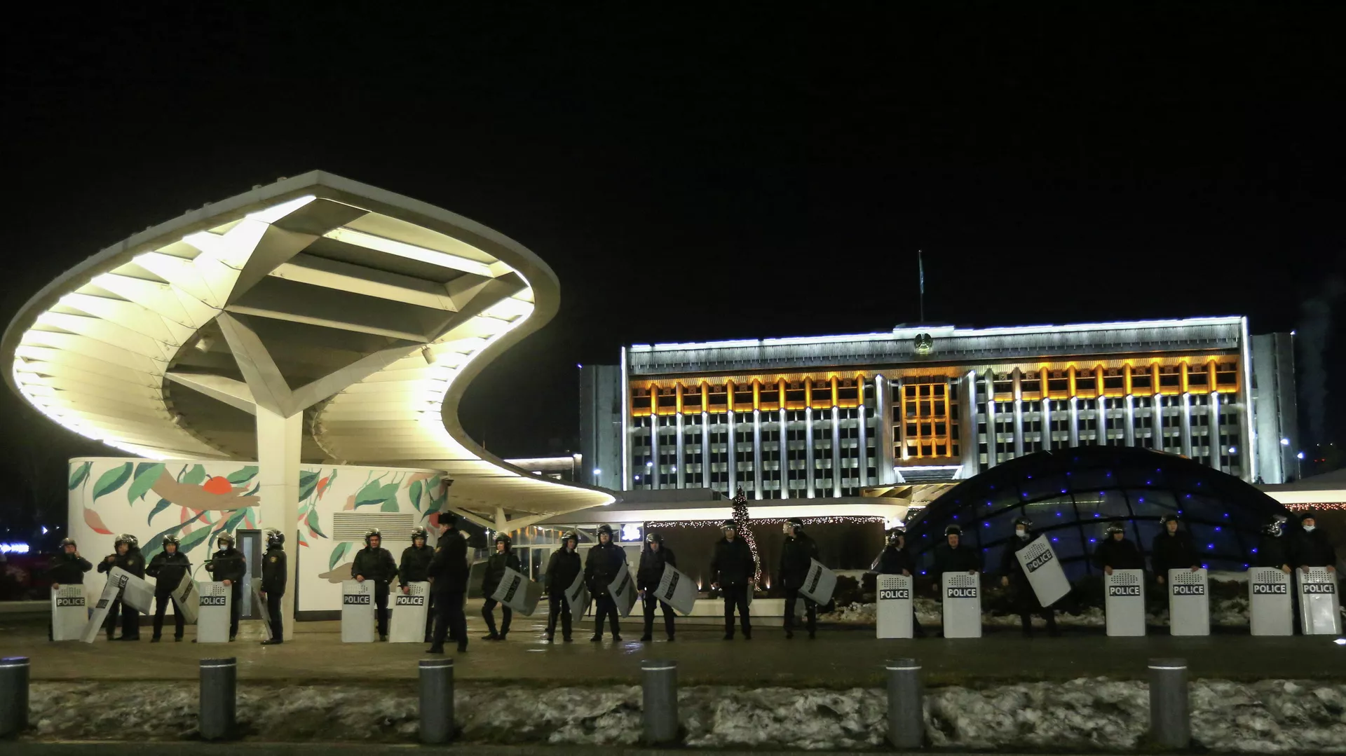 Алматы акимчилиги менен Nur Otan партиясынын имаратынан кара түтүн чыгып жатат