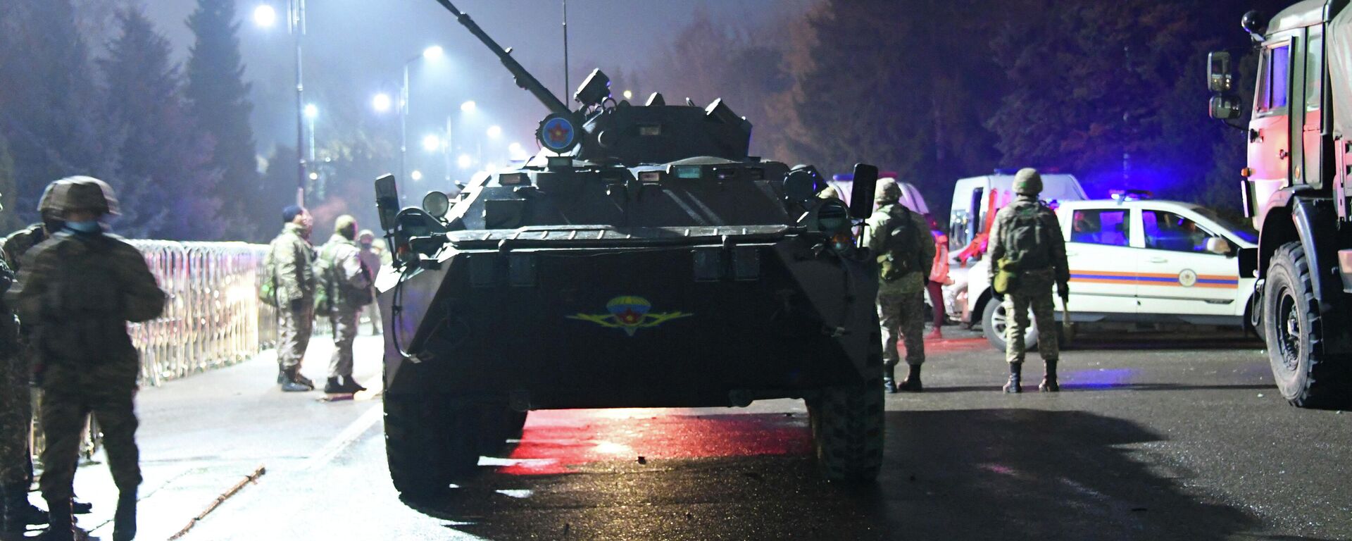 Военная техника возле мэрии Алматы во время акций протеста, вызванных повышением цен на газ, Казахстан, 5 января 2022 года - Sputnik Кыргызстан, 1920, 05.01.2022