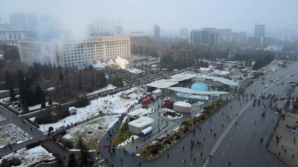 Горящее здание мэрии Алматы во время акции протеста из-за повышения цен на газ, Казахстан. 5 января 2022 года - Sputnik Кыргызстан