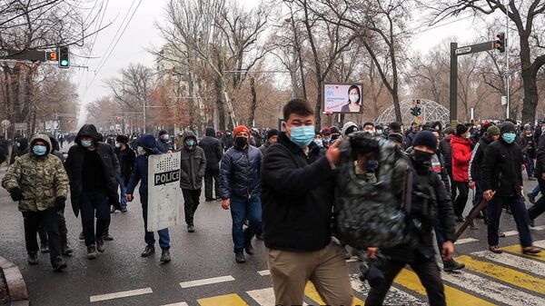 Протестующие маршируют в Алматы во время демонстрации после повышения цен на газ в Казахстане. 5 января 2022 года - Sputnik Кыргызстан