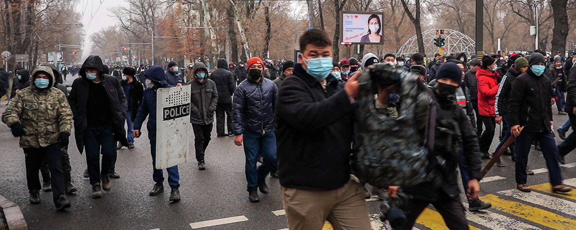 Протестующие на улицах Алматы во время беспорядков. Архивное фото - Sputnik Кыргызстан, 1920, 09.02.2022