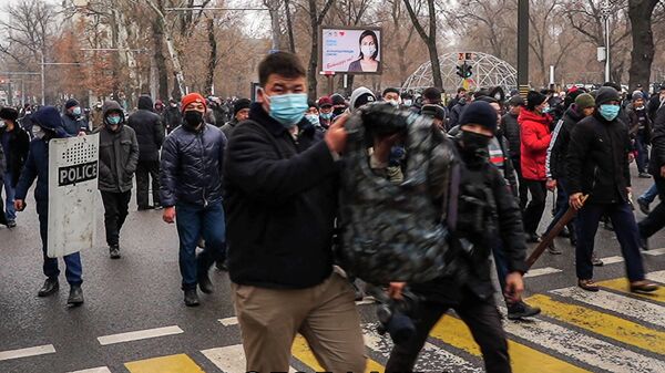Протестующие маршируют в Алматы во время демонстрации после повышения цен на газ в Казахстане. 5 января 2022 года - Sputnik Кыргызстан
