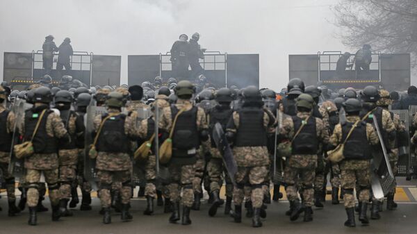 Сотрудники правоохранительных органов на площади Алматы во время акции протеста из-за повышений цен на газ, Казахстан. 5 января 2022 года - Sputnik Кыргызстан