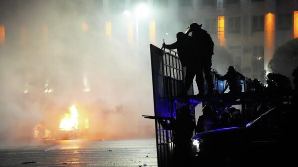 Сотрудники правоохранительных органов на площади Алматы во время акции протеста из-за повышений цен на газ, Казахстан. 5 января 2022 года - Sputnik Кыргызстан