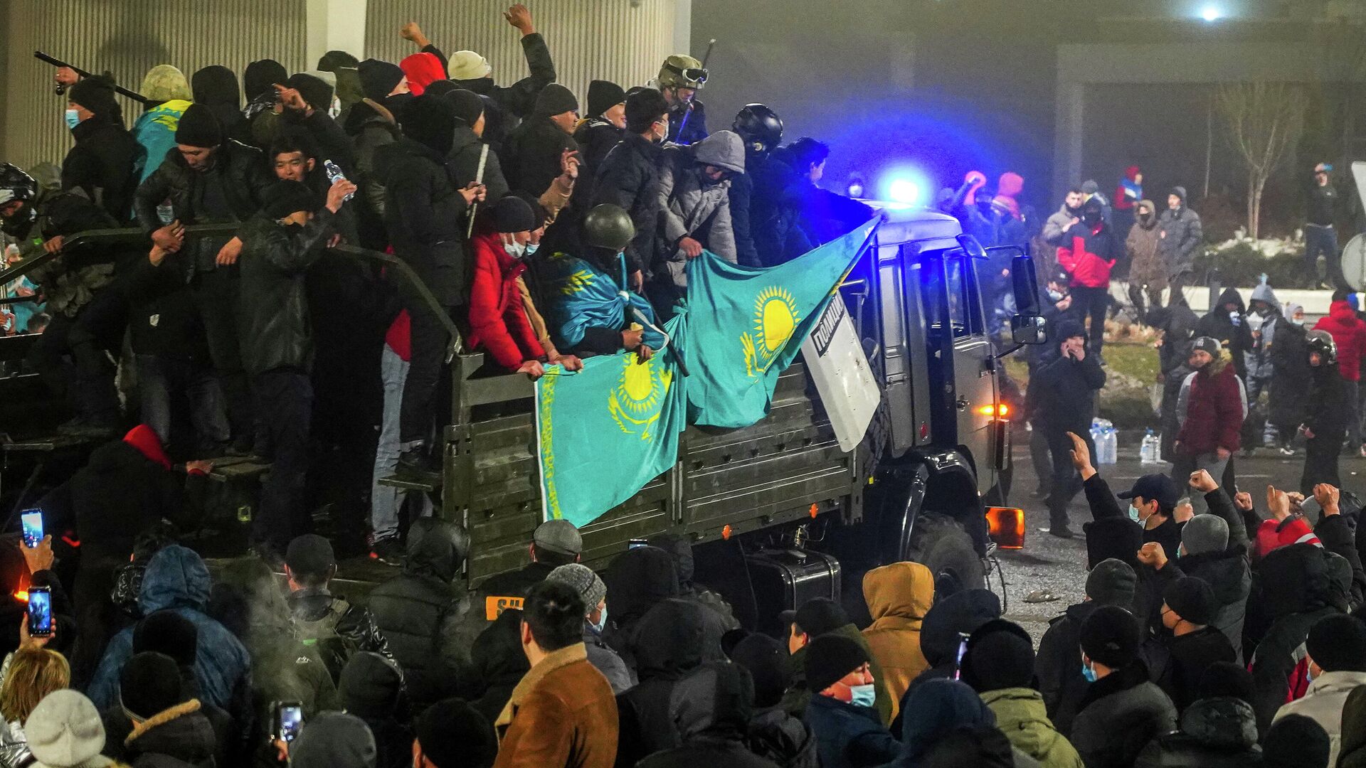 Протестующие принимают участие в митинге по поводу повышения цен на газ в Алматы, Казахстан. 5 января 2022 года - Sputnik Кыргызстан, 1920, 06.01.2022