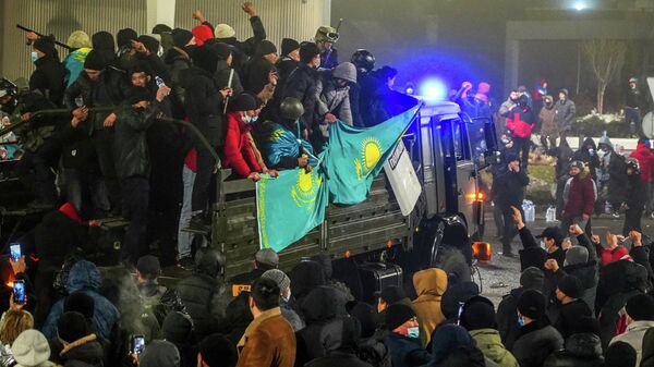 Протестующие принимают участие в митинге по поводу повышения цен на газ в Алматы, Казахстан. 5 января 2022 года - Sputnik Кыргызстан
