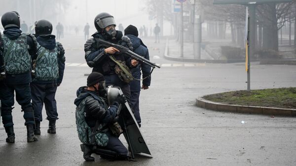 Офицеры ОМОНа готовятся остановить демонстрантов во время акции протеста в Алматы. Архивное фото - Sputnik Кыргызстан