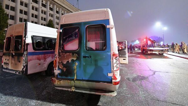 Поврежденные полицейские фургоны во время акций протеста в Алматы - Sputnik Кыргызстан