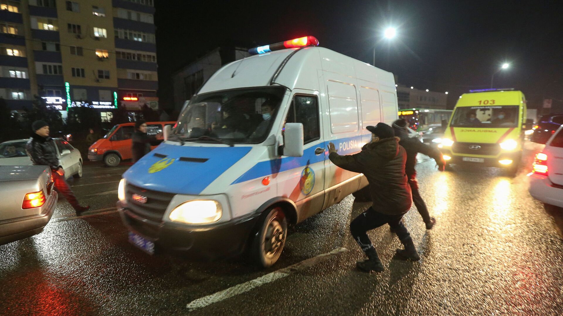Люди нападают на полицейский микроавтобус в Алматы - Sputnik Кыргызстан, 1920, 10.01.2022