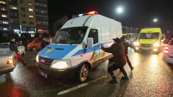 Люди нападают на полицейский микроавтобус в Алматы - Sputnik Кыргызстан
