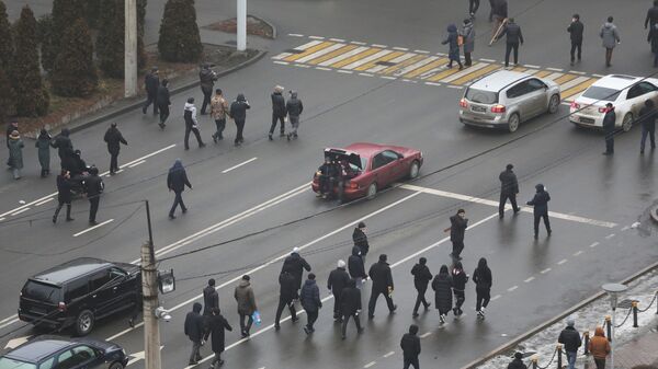 Демонстранты идут по улице во время акции протеста, вызванной повышением цен на топливо в Алматы - Sputnik Кыргызстан