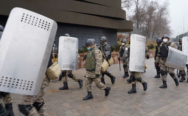 Сотрудники спецназа патрулируют улицы в Алматы - Sputnik Кыргызстан