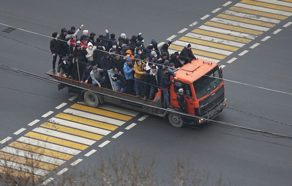 Президент Токаев ранее заявил, что протестующие захватили  аэропорт Алматы и пять самолетов. На фото демонстранты едут на грузовике. - Sputnik Кыргызстан