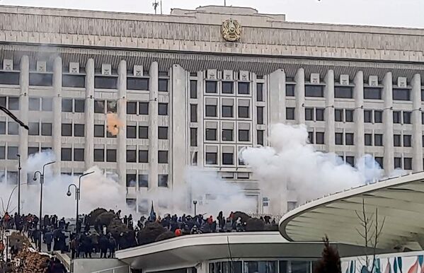 Митингге чыккандар 5-январь күнү түшкө маал Алматынын акимчилигин басып алышты. - Sputnik Кыргызстан