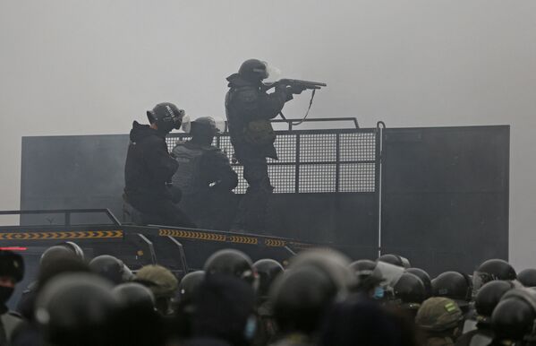 Во время беспорядков погибли восемь, ранены 317 полицейских и солдат Нацгвардии. Данных о пострадавших среди митингующих пока нет. - Sputnik Кыргызстан