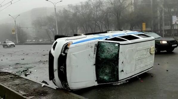 Многие магазины в южной столице Казахстана разграблены, стекла выбиты. Также сообщалось о поджогах машин. - Sputnik Кыргызстан
