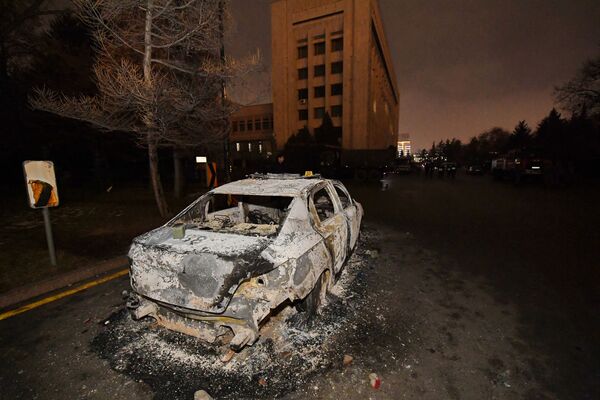 Сожженный автомобиль возле акимата Алматы - Sputnik Кыргызстан