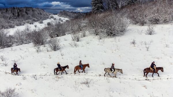 Катание на лошадях. Архивное фото - Sputnik Кыргызстан