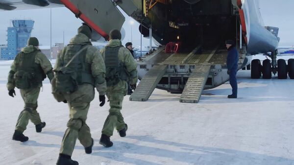 Российские военнослужащие - часть Коллективных миротворческих сил ОДКБ - грузятся в самолет Ил-76 на аэродроме Чкаловский - Sputnik Кыргызстан
