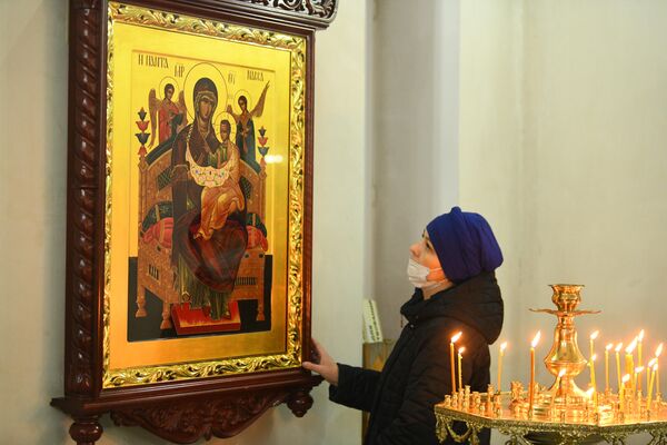 Во время молитвы верующие кланяются образу Христа, как пастухи, которые первыми поклонились новорожденному Спасителю - Sputnik Кыргызстан