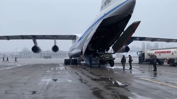 Российские миротворцы и силовики РК взяли под контроль аэропорт Алматы — видео - Sputnik Кыргызстан