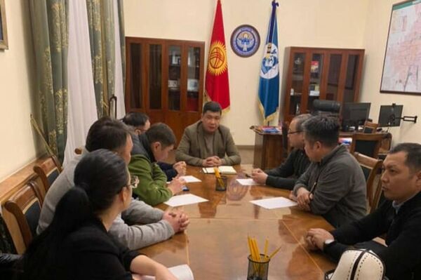 Мэр Айбек Джунушалиев утвердил план мероприятий городского штаба по организации встречи казахстанцев, по которому несколько городских служб, райадминистрации и посольство РК ведут скоординированную работу - Sputnik Кыргызстан