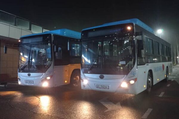 В аэропорту дежурные автобусы мэрии, и по согласованию с посольством Казахстана, организуют перевозку казахстанцев по КПП &quot;Ак-Жол&quot; - Sputnik Кыргызстан