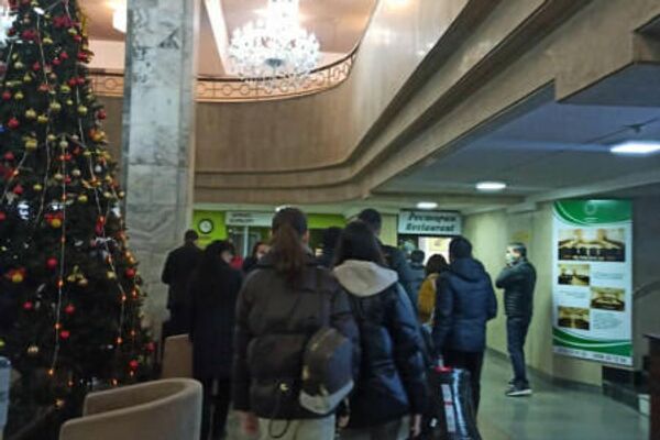 За минувшую ночь и под утро 8 января сотрудники мэрии встретили в аэропорту &quot;Манас&quot; 32 казахстанца и разместили их в гостинице &quot;Достук&quot; - Sputnik Кыргызстан