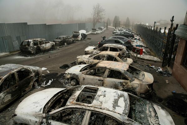 Сгоревшие автомобили на парковке в центре Алматы  - Sputnik Кыргызстан