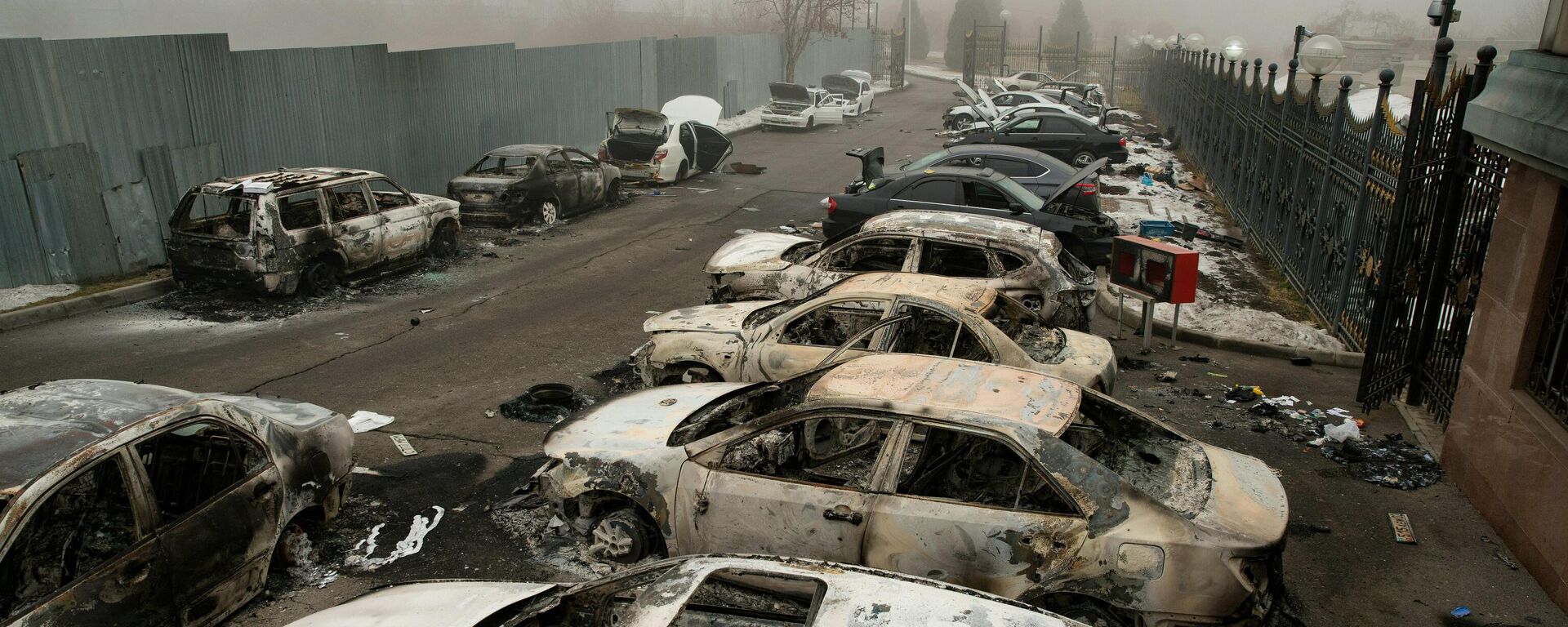 Сгоревшие автомобили на парковке в центре Алматы после беспорядков - Sputnik Кыргызстан, 1920, 13.01.2022