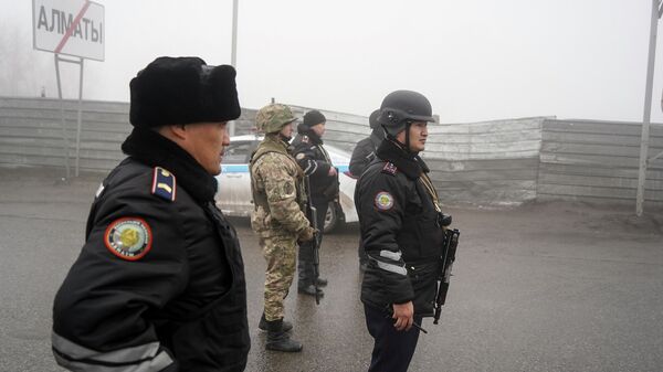Казахстанская полиция и солдаты контролируют дорогу в Алматы - Sputnik Кыргызстан