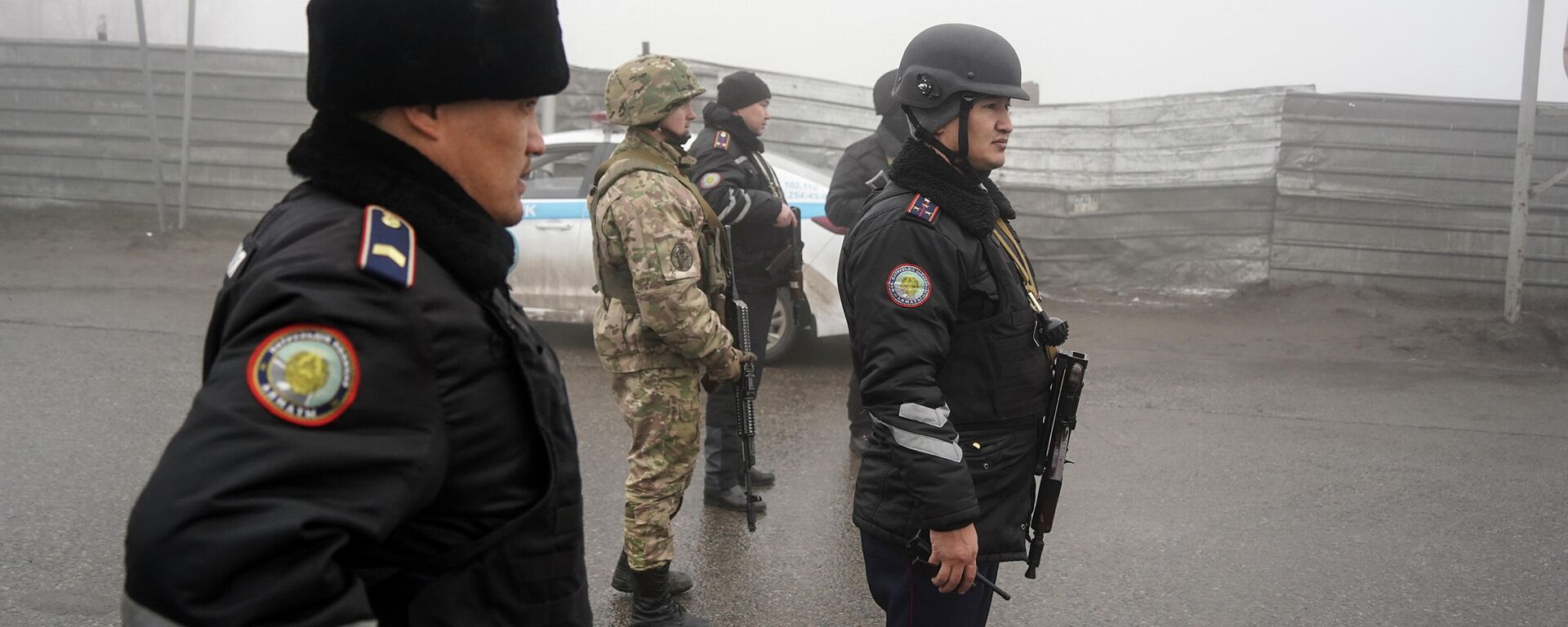 Казахстанская полиция и солдаты контролируют дорогу в Алматы - Sputnik Кыргызстан, 1920, 09.01.2022