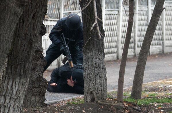 Полицейский задерживает мужчину на улице Байтурсынова в Алматы - Sputnik Кыргызстан