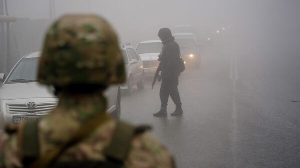 Казахстанские солдаты контролируют дорогу в Алматы - Sputnik Кыргызстан