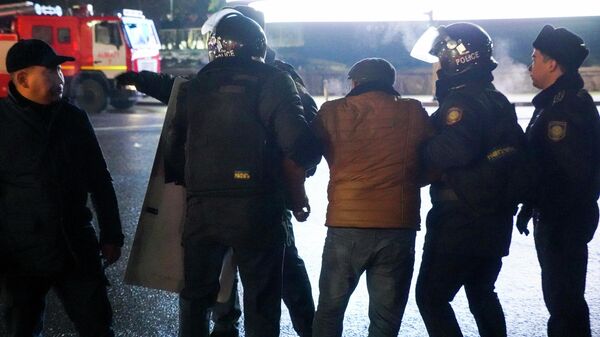 Полиция задерживает протестующего во время беспорядков в Алматы. Архивное фото - Sputnik Кыргызстан
