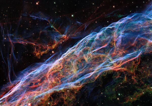 Диффузная туманность. Вуаль огромного остатка сверхновой в созвездии Лебедя. - Sputnik Кыргызстан