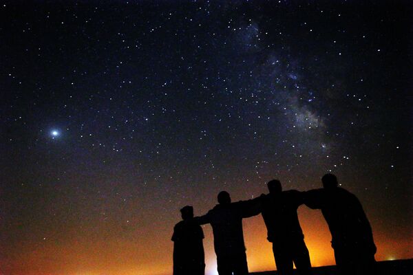 Друзья смотрят на Млечный путь в небе над Кувейтом - Sputnik Кыргызстан