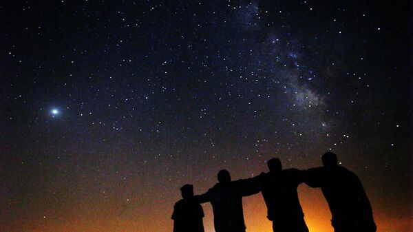 Люди смотрят в небо. Архивное фото - Sputnik Кыргызстан