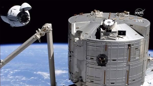 Космический корабль SpaceX Crew Dragon у МКС в космосе - Sputnik Кыргызстан