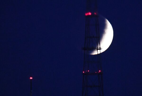 Луна во время затмения во Владивостоке - Sputnik Кыргызстан